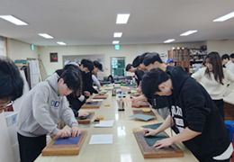 Baecheopjang (Traditional Bookbinder/Mounting Master) Image